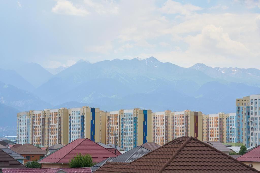 7Days Hotel Almaty Esterno foto